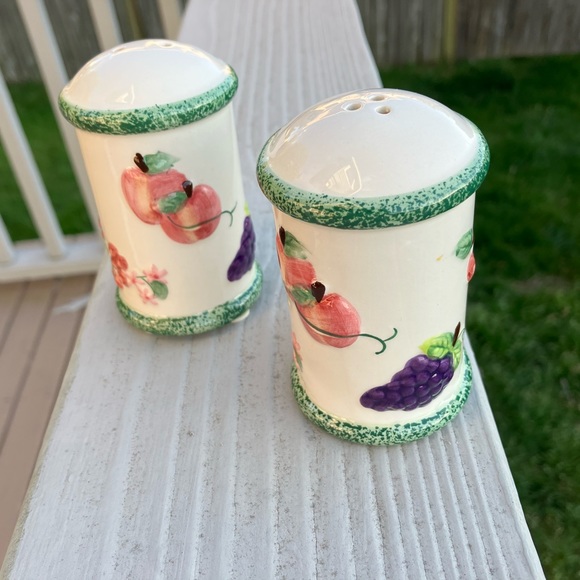 VIN JKL Ceramic Salt and Pepper Shakers with Fruits Decoration - Picture 4 of 7